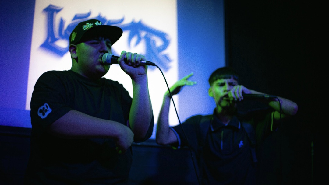 Octaa cantando en vivo durante un show